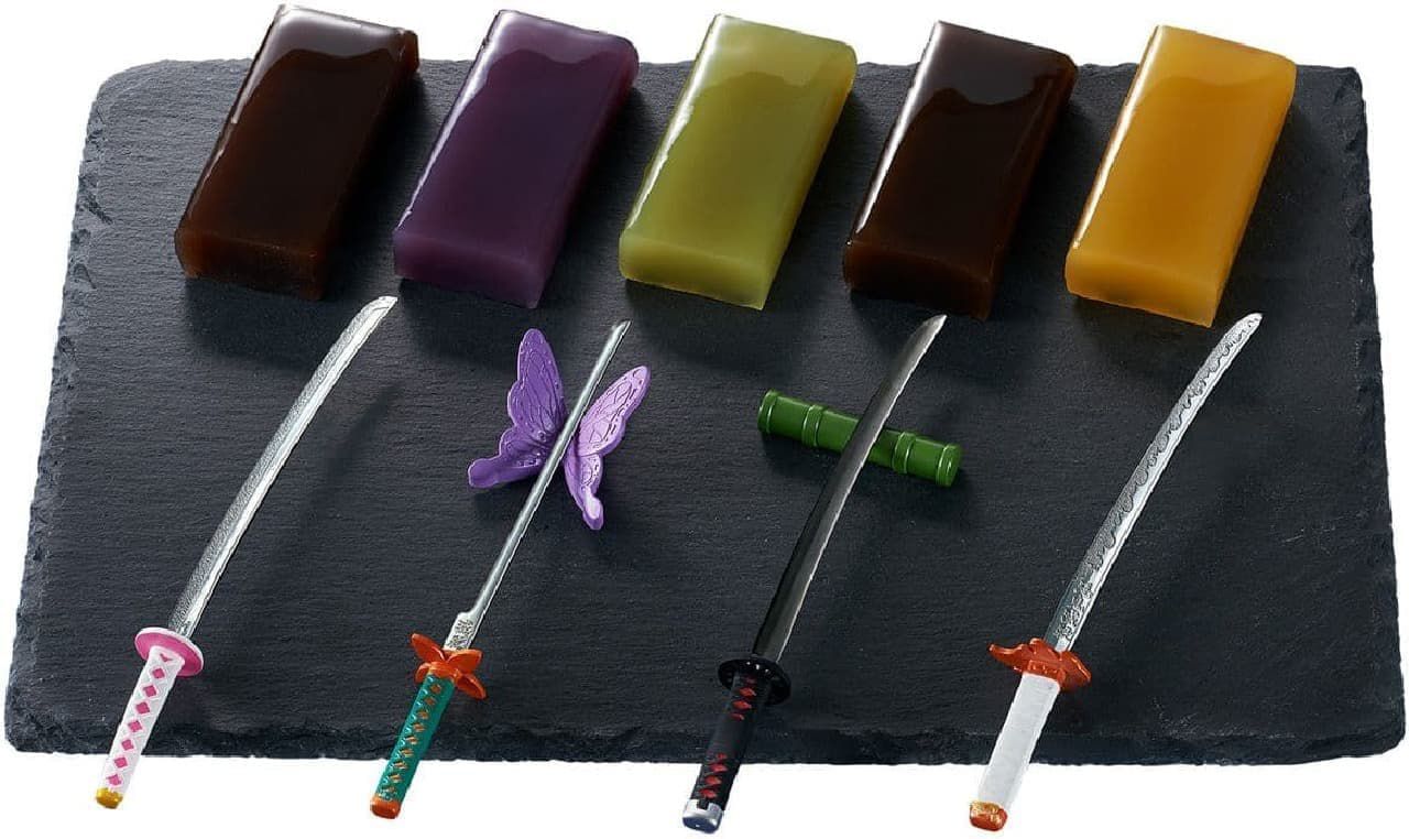 Demon Slayer: Miniatures of the demon slayer swords for sale, including dessert!