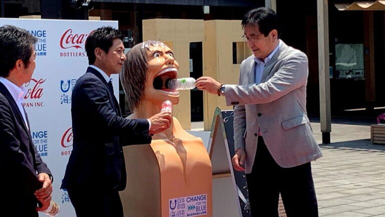 The attack of the giants on the environment: themed rubbish bins arrive in Japan The attack of the giants on the environment: themed rubbish bins arrive in Japan