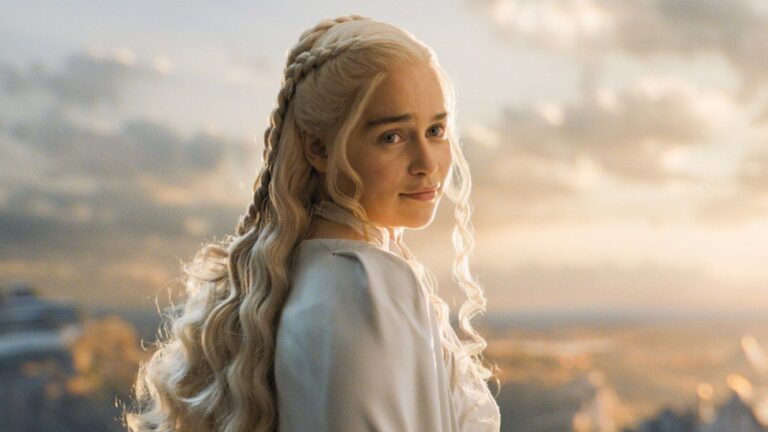 Game of Thrones: Daenerys Targaryen in a queen dragon cosplay