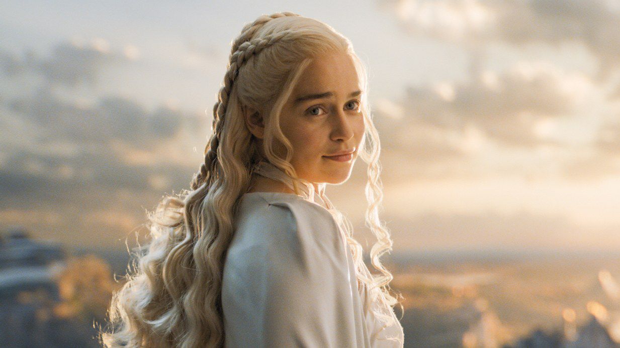 Game of Thrones: Daenerys Targaryen in a queen dragon cosplay