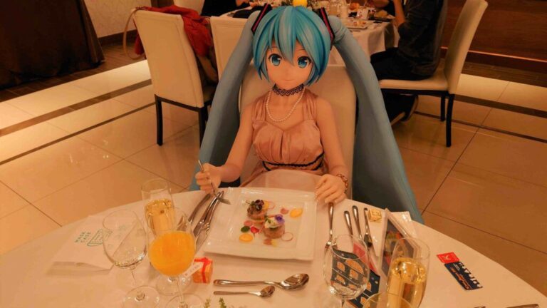 Akihiko Konda, the story of the man who brought an anime girl to Christmas dinner Akihiko Konda, the story of the man who brought an anime girl to Christmas dinner